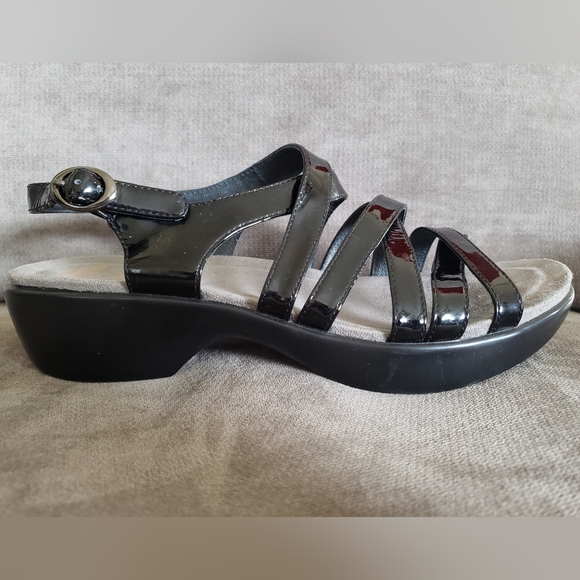 NWOB Dansko 'Dani' Black Patent Strappy Platform Sandal Size 7.5M/EU 38 - Picture 2 of 6